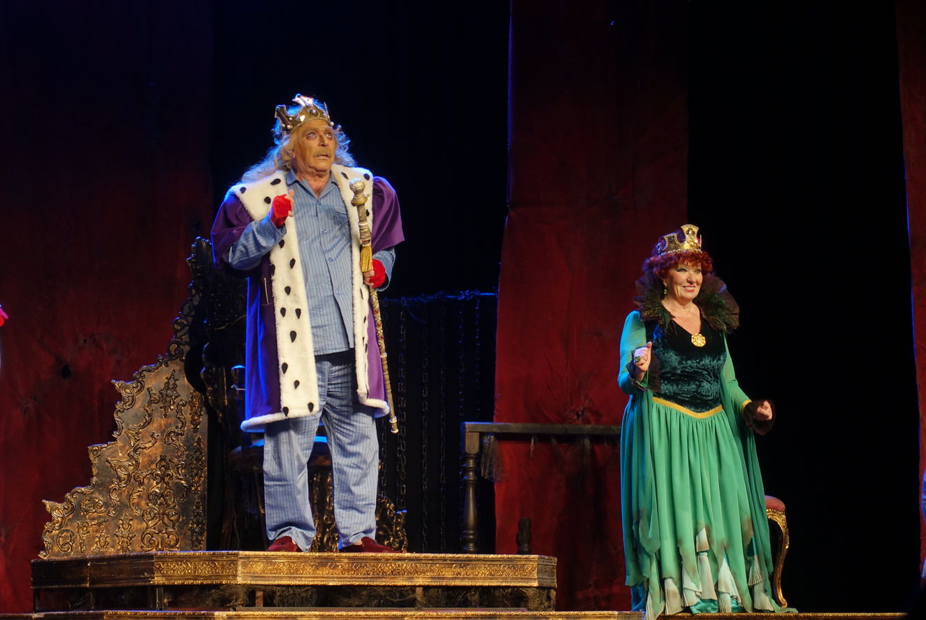 Erdal Özyağcılar, 'Kral' adlı tiyatro oyununda eşi Güzin Özyağcılar ile birlikte rol aldı. 