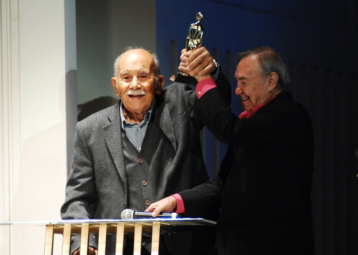 2009’da 46’ncı Uluslararası Antalya Film Festivali’nde ‘Onur Ödülü’ne layık görülen Vedat Türkali’ye ödülünü Ertem Göreç verdi.