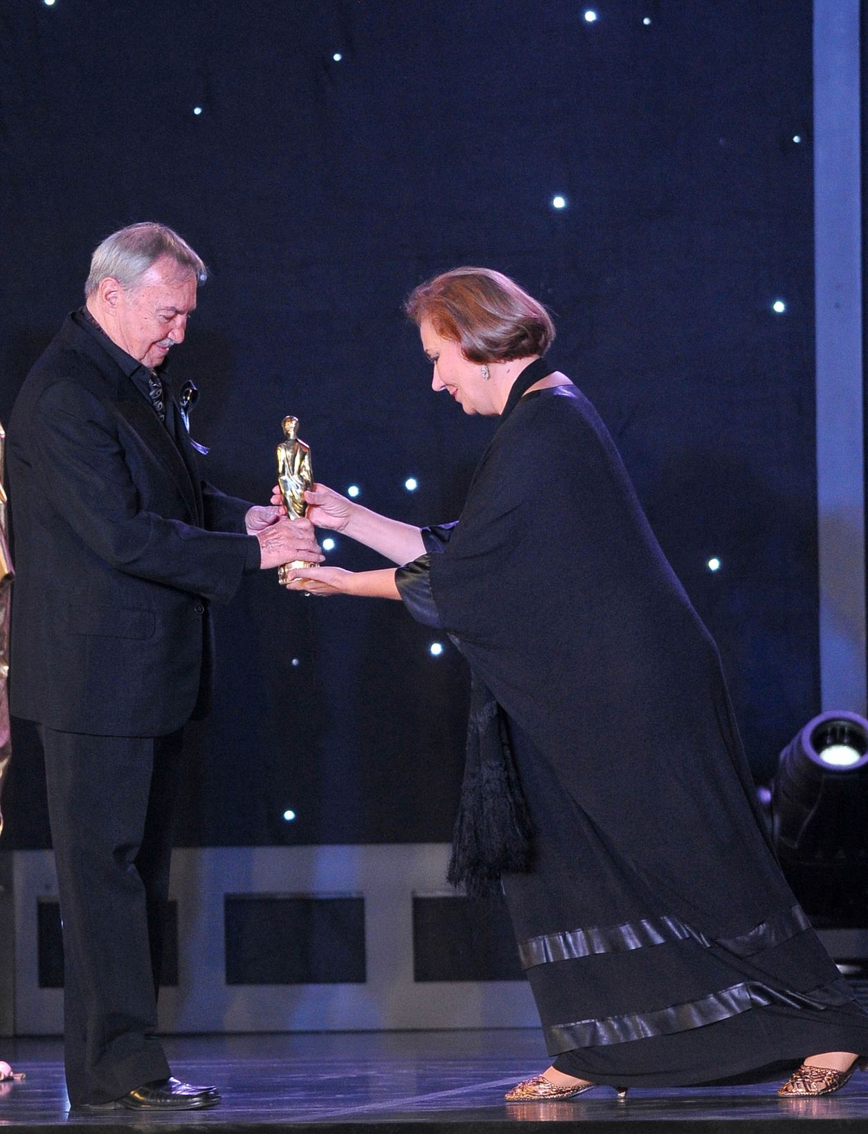2010’da 47’nci Uluslararası Antalya Film Festivali’nde ‘Onur Ödülü’ne layık görülen Ertem Göreç’e ödülünü Gülsen Tuncer verdi.   