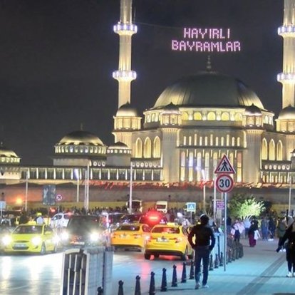 Taksim Meydanı araç ve yaya trafiğine tekrar açıldı