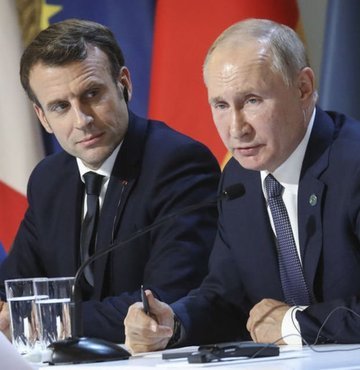 Fransa Cumhurbaşkanı Emmanuel Macron ile Rusya Devlet Başkanı Vladimir Putin Ukrayna’nın Buça kentindeki katliamların ortaya çıkmasının ardından ilk kez telefonda görüştü. Macron Ukrayna
