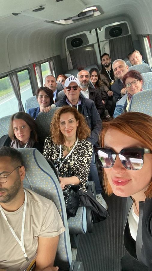 Seyahati takip eden medya mensupları, en önde İmamoğlu’nun medya İlişkiler Koordinatörü ve basın Danışmanı Ceren Akdağ.