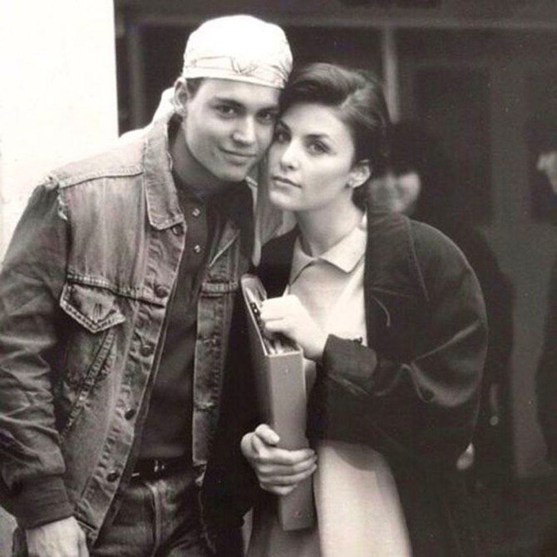 Lori Anne Allison, Amber Heard&rsquo;&uuml;n iddialarından sonra Johnny Depp&rsquo;e sahip &ccedil;ıkarak &ldquo;O bir kadına vurmaz, &ouml;yle yumuşak ruhlu bir adamdır. İddiaları inandırıcı bulmuyorum&rdquo; dedi.