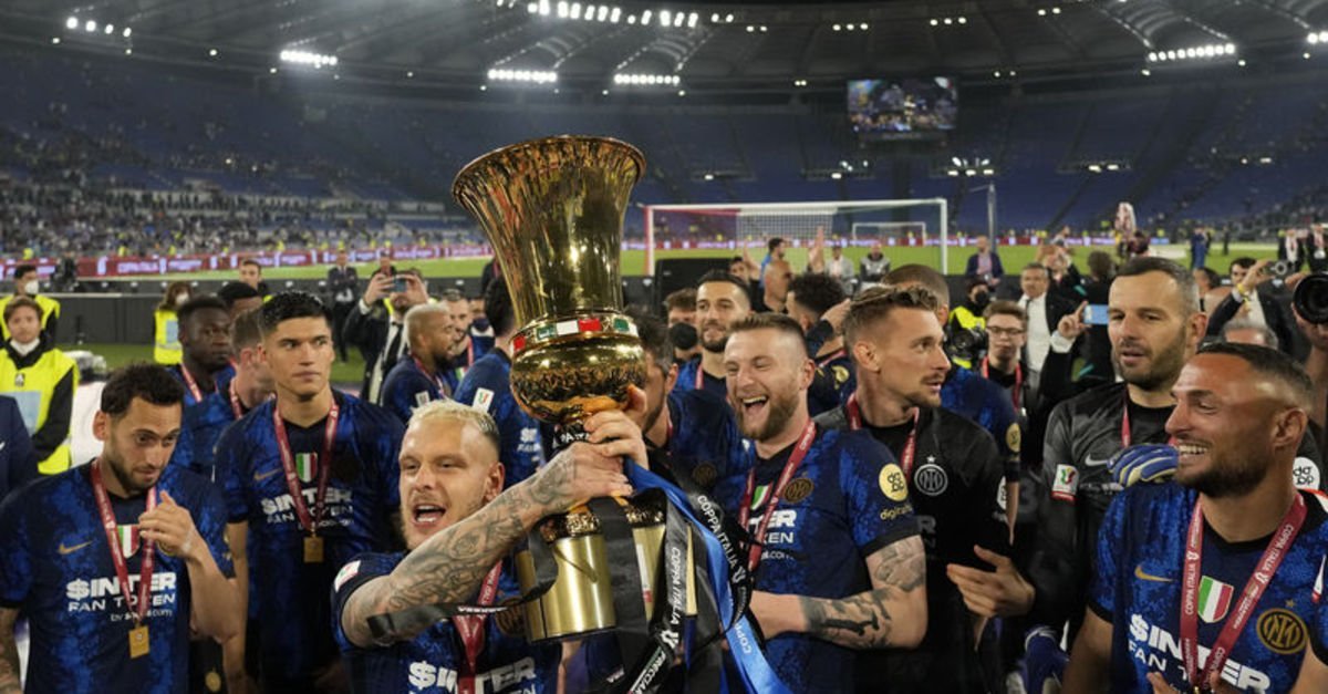 Hakan Çalhanoğlu segna un gol L’Inter vince la Coppa Italia