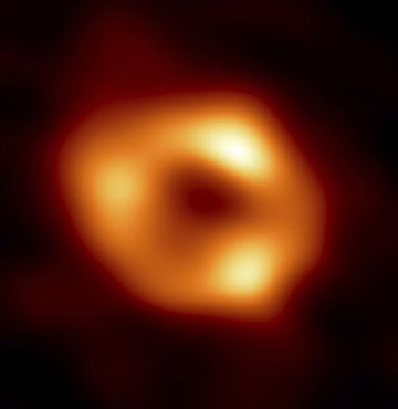 Galaksimizin merkezindeki kara deliğin görüntüsü ilk kez paylaşıldı. Görüntüyü dünyaya Türk bilim insanı Feryal Özel paylaştı.

