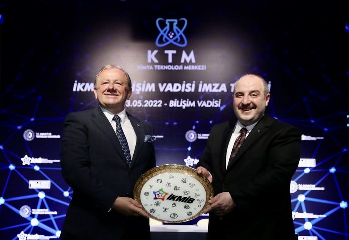 Törende, İstanbul Kimyevi Maddeler ve Mamulleri İhracatçıları Birliği (İKMİB) Yönetim Kurulu Başkanı Adil Pelister, Bakan Varank'a plaket verdi