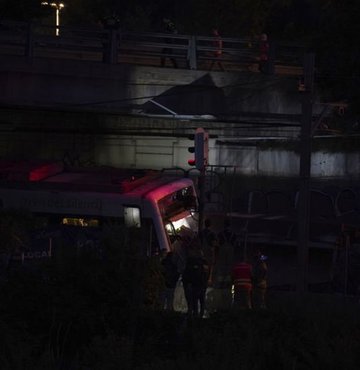 İspanya’nın Barselona kenti yakınlarında iki trenin çarpıştığı kazada 1 kişi hayatını kaybetti, 2’si ağır toplam 85 kişi yaralandı