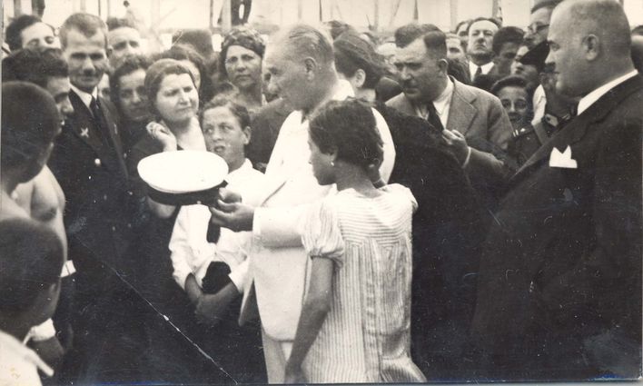 Cumhuriyet'in ilk dönemlerindeki 19 Mayıs tören fotoğraflarından bir kare