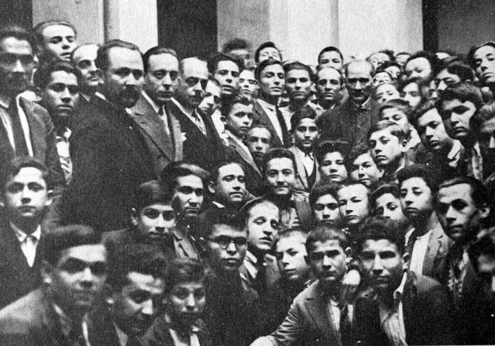  Atatürk, 24 Aralık 1930'da Edirne Öğretmen Okulu'nu ziyaret ederek öğrencilerle hatıra fotoğrafı çektirdi