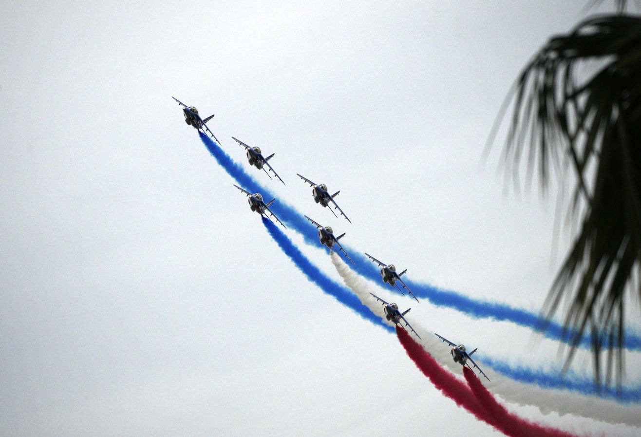 'Top Gun: Maverick'in galasından önceki kırmızı halı seremonisi sırasında Fransız Hava Kuvvetleri bir gösteri uçuşu gerçekleştirdi.