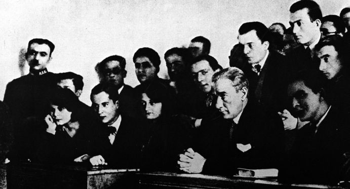 15 Aralık 1930'da İstanbul Dar&uuml;lf&uuml;nu'nda (İstanbul &Uuml;niversitesi) &ouml;ğrencilerle ders dinlerken