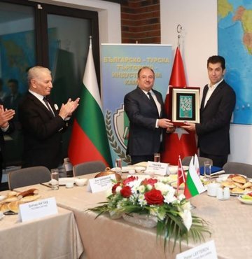 Bulgaristan Başbakanı Kiril Petkov ile İnovasyon ve Kalkınma Bakanı Daniel Lorer, ülkedeki yatırımları 2.5 milyar dolara ulaşan Türk iş insanlarıyla Sofya