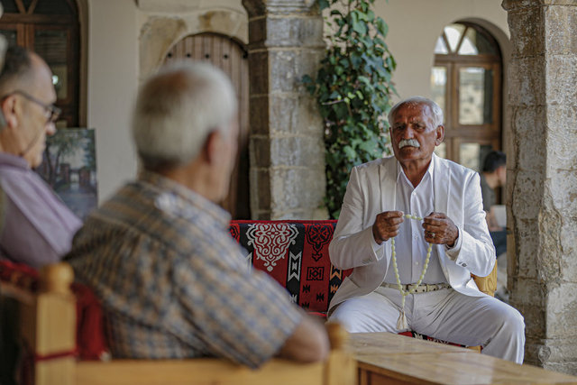 Şırnaklı 75 yaşındaki Aziz amca 10 yıldır rengarenk giyiniyor