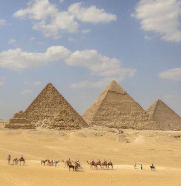 Mısır’ın Giza kentinde bulunan Keops, Kefren ve Mikerinos piramitleri,  yüzlerce yıldır gizemini korurken ilgi odağı olmayı sürdürüyor