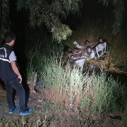 Adana'da otomobil dere yatağına devrildi: 2 ölü