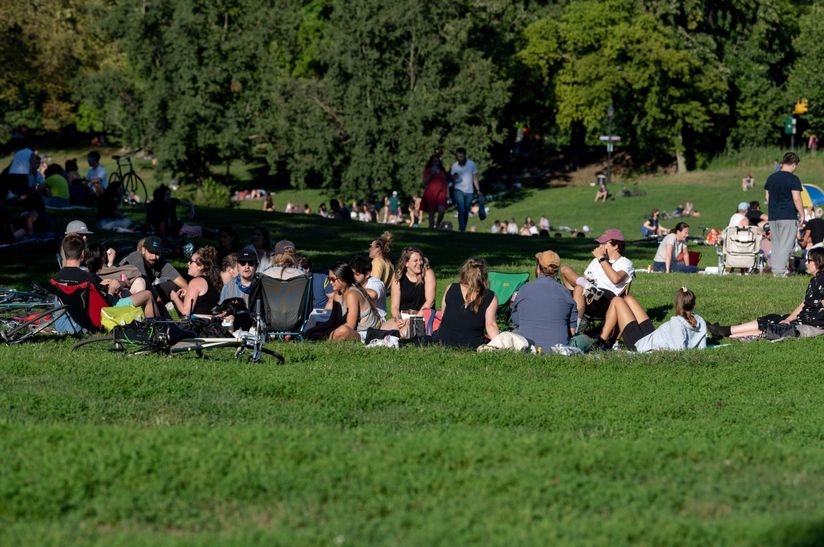 Prospect Park’ın yeşil piknik alanları bile doğan olduğu gibi engebeli ve katmanlı.