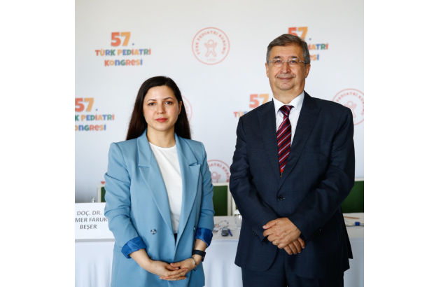 Sağlık Editörü Demet Demirkır (solda) ile Türk Pediatri Kurumu Derneği Başkanı Prof. Dr. Haluk Çokuğraş (sağda)