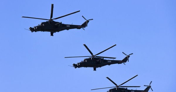 Atak helikopterleri Bakü semalarında