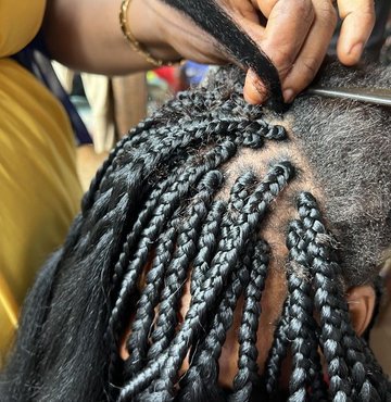 Dünyanın en eski saç modeli olduğu düşünülen Afrika örgüsü, kişinin sosyal statüsünü, ait olduğu etnik grubu ve medeni durumunu sembolize ediyor