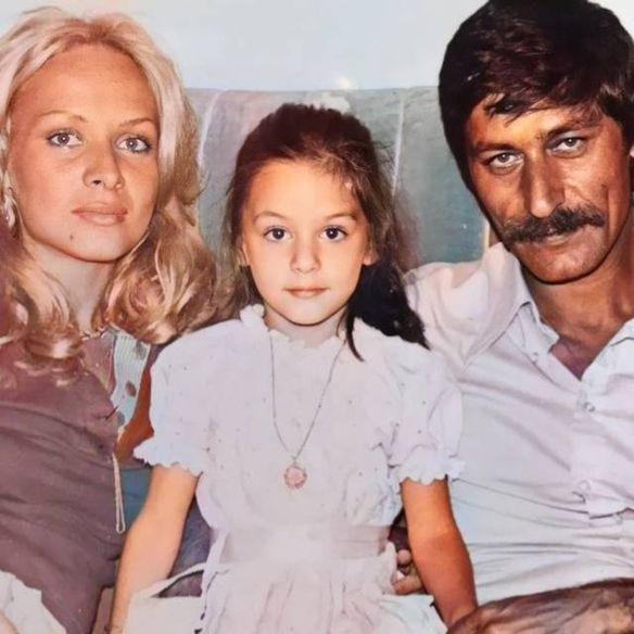 Oyuncu Ebru Cündübeyoğlu ile annesi Hülya Cündübeyoğlu ve merhum babası Ertuğrul Cündübeyoğlu