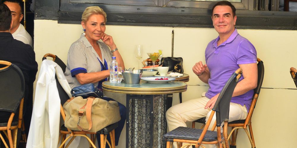 Öğrencilerinin mezuniyetini ablasıyla kutladı!