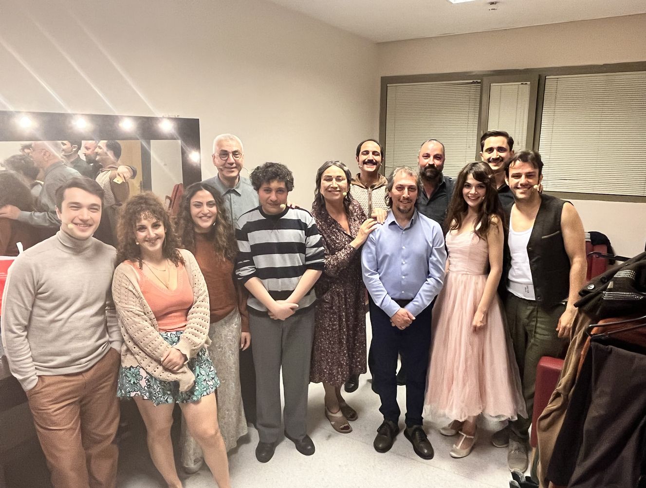 'Aydınlıkevler'in ekibi, her oyun öncesinde olduğu gibi İzmir turnesinde de bir hayli keyifli ve heyecanlıydı. 