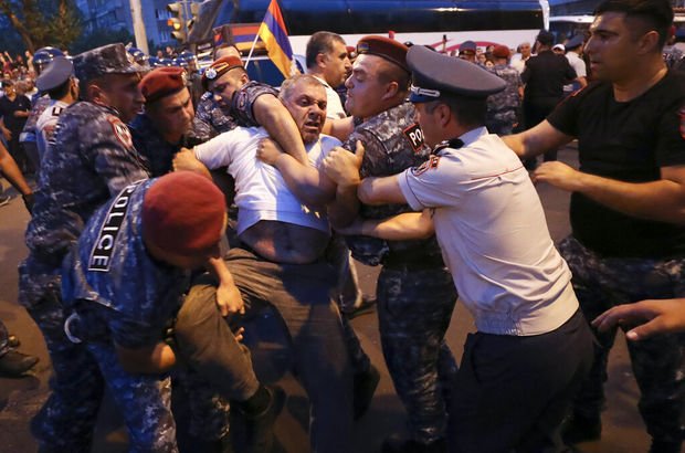 Ermenistan'daki protestolarda 60 kişi yaralandı