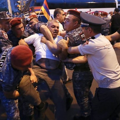 Ermenistan'da protestolar: 60 kişi yaralandı
