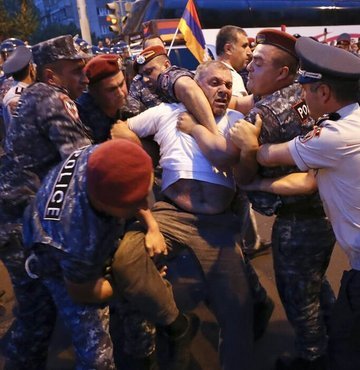 Ermenistan’ın başkenti Erivan’da polis ile hükümet karşıtı protestocular arasında çatışma çıktı, 60 kişi yaralandı.
