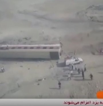 İran’da Meşhed-Yezd seferini yapan yolcu treninin raydan çıkması sonucu ilk belirlemelere göre 17 kişi hayatını kaybetti.