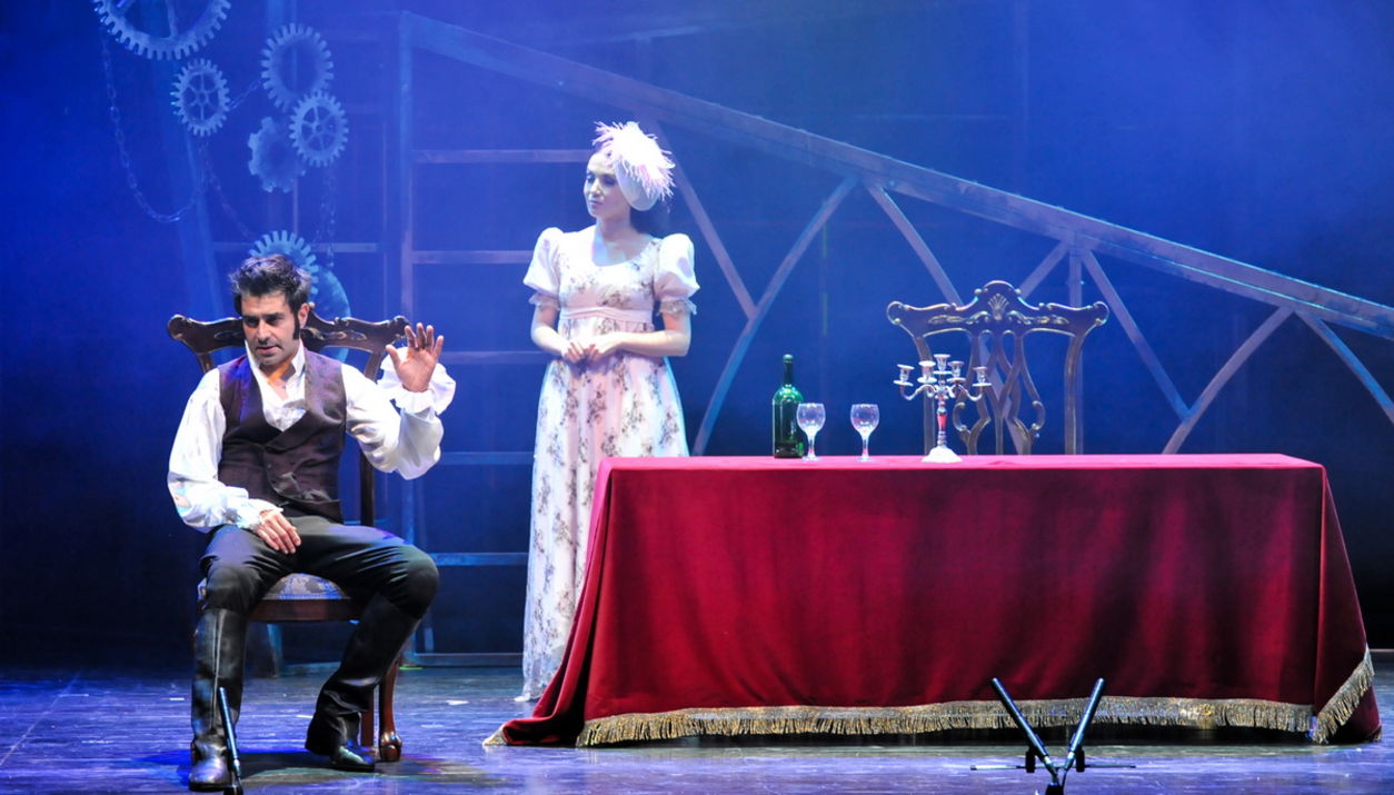 Cansel Elçin, 'Frankenstein' adlı tiyatro oyununda 'Dr. Victor Frankenstein'i canlandırdı. 