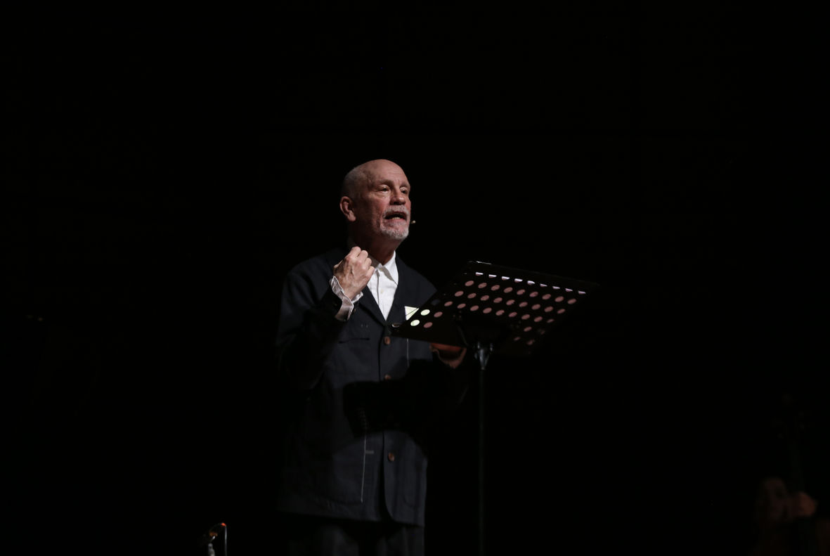John Malkovich'in İstanbul'daki gösterisi.