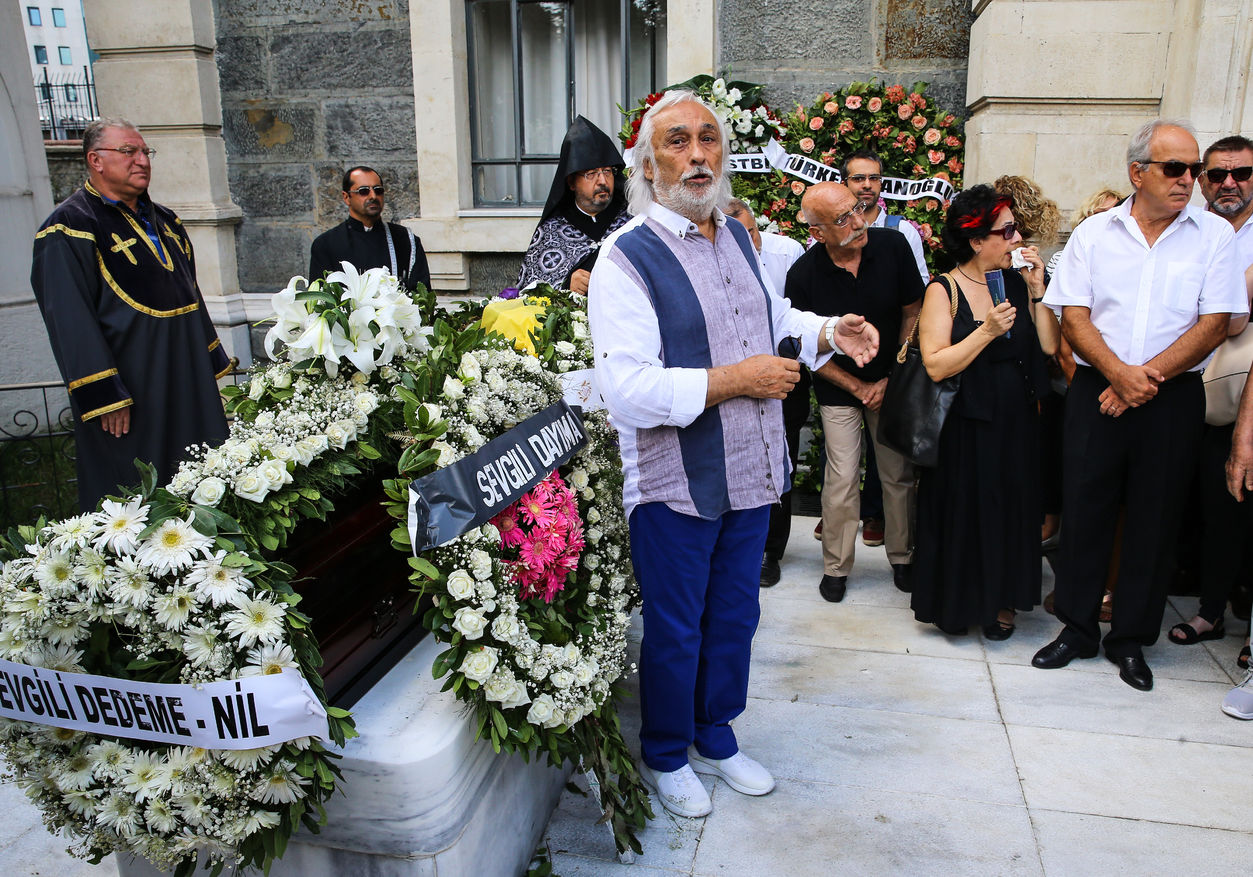 Cenaze törenine katılan Müjdat Gazen, Aram Gülyüz'ün Türk sinemasına olan katkılarını anlatırken anılarını paylaştı. 
