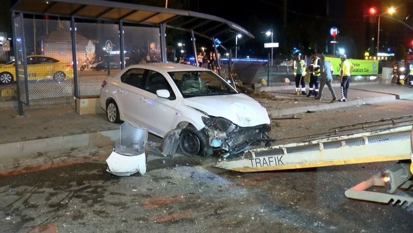 Kadıköy'de otomobil durağa daldı! Yaralılar var