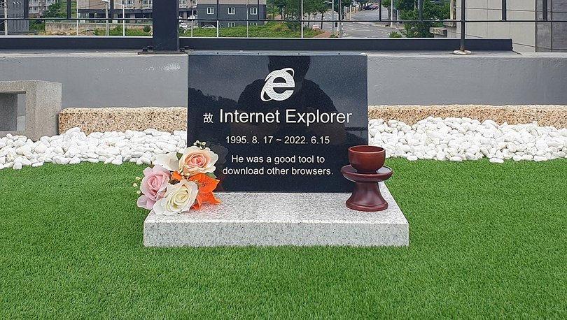 Internet Explorer için mezar taşı yaptırdı