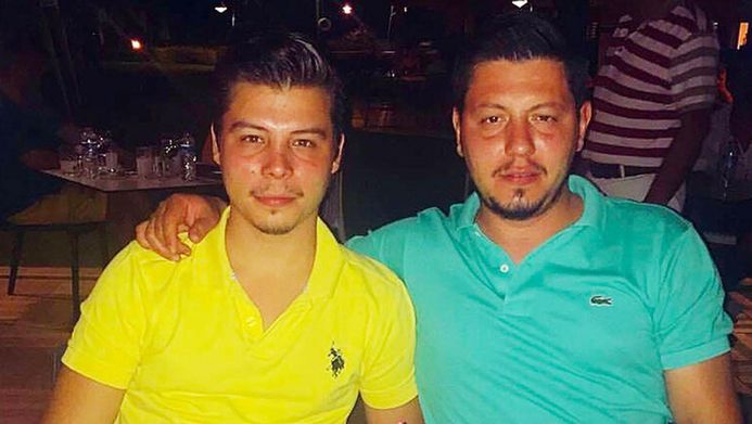 Mertcan, le frère du suspect de meurtre acquitté dans l'affaire, et le suspect de meurtre, Cemal Metin Avcı, dont la peine a été réduite