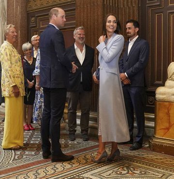İngiliz Kraliyet Ailesi üyelerinden Prens William ve Kate Middleton çiftinin yan yana ilk resmi portreleri görücüye çıktı