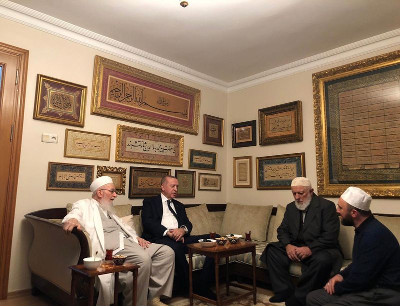 Cumhurbaşkanı Erdoğan, 13 Ocak 2020 yılında İsmailağa Cemaati'nden Emin Sara&ccedil; Hoca (Sağdaki) ve Hasan Kılı&ccedil; Hoca'yı (Soldaki) ziyaret etmişti. İHA