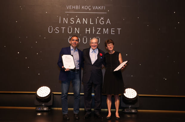 Koç Holding Şeref Başkanı Rahmi M. Koç, Türeci ve Şahin'e 'Şeref Doktorası' diplomalarını takdim etti.