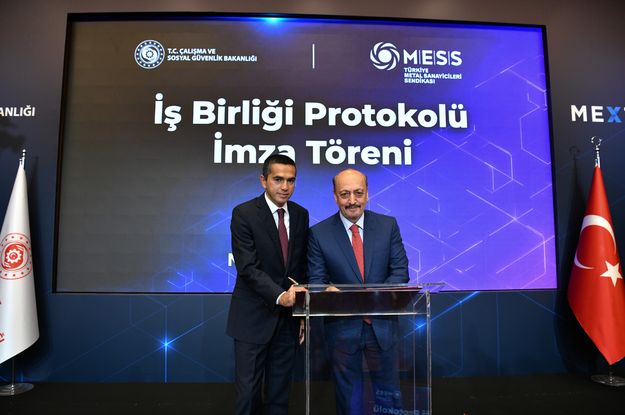 MESS Yönetim Kurulu Başkanı Özgür Burak Akkol, Çalışma ve Sosyal Güvenlik Bakanı Vedat Bilgin ile protokolü imzalarken.