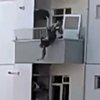 Alevlerden kaçarken balkondan atladı! Komşusu havada yakaladı