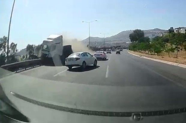 İzmir'de TIR dehşeti! Lastiği patladı karşı şeride geçti