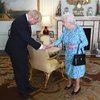 İngiltere Kraliçesi II. Elizabeth'e başbakan dayanmıyor