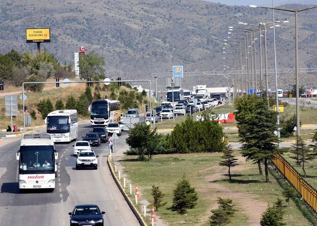 Son dakika: 9 günlük tatili fırsat bilenler yola çıktı! Yoğunluk oluştu