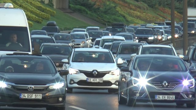 Son dakika: 9 günlük tatili fırsat bilenler yola çıktı! Yoğunluk oluştu