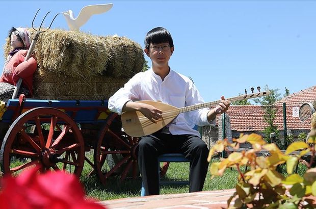 Türk halk müziği aşığı Japon, hem bağlama çalıyor hem türkü söylüyor
