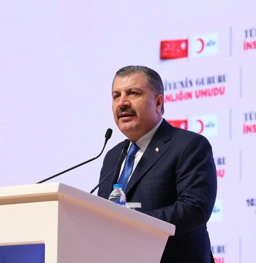 Hekimsen, sağlıkta şiddete karşı yayınladığı talepler içerisinde, doktorların silahlandırılmasını öneren bir maddeye yer verdi. Bakan Koca ise sosyal medya hesabın bu açıklamayla ilgili, "Hekimler adına hareket ettiğini ileri süren bir yapı, bugün yayınladığı bildiride, hekimlere ruhsatlı silah verilmesini talep etti. Şiddet olaylarını lanetleyen milyonlar ile hekimlerin arasına silahın girmesi nasıl düşünülebilir? Hastayla hekim nasıl hasım gibi gösterilebilir" ifadelerini kullandı