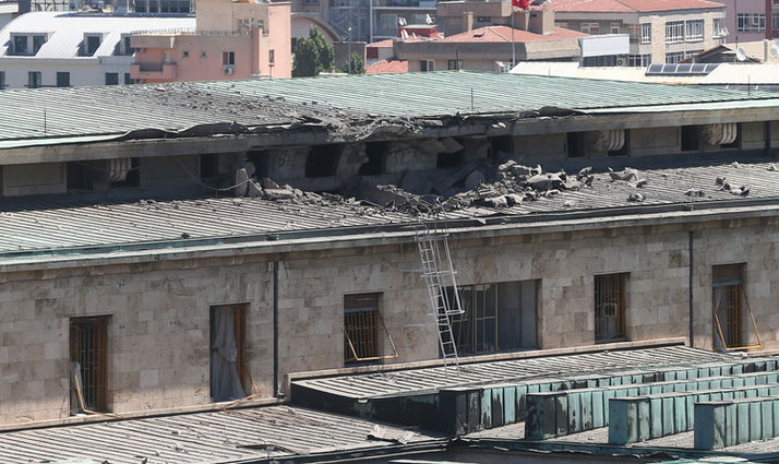 Darbecilerin saldırısı sonucu TBMM binasının aldığı hasar. (Fotoğraf: AA)