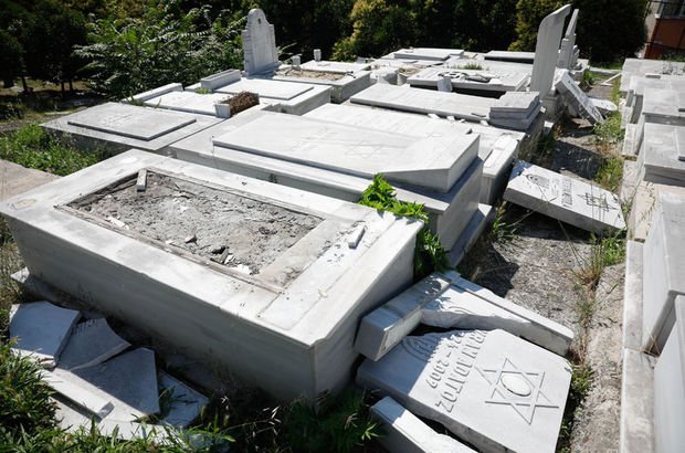 Hasköy Yahudi Mezarlığı'nda mezar taşlarını kırdılar