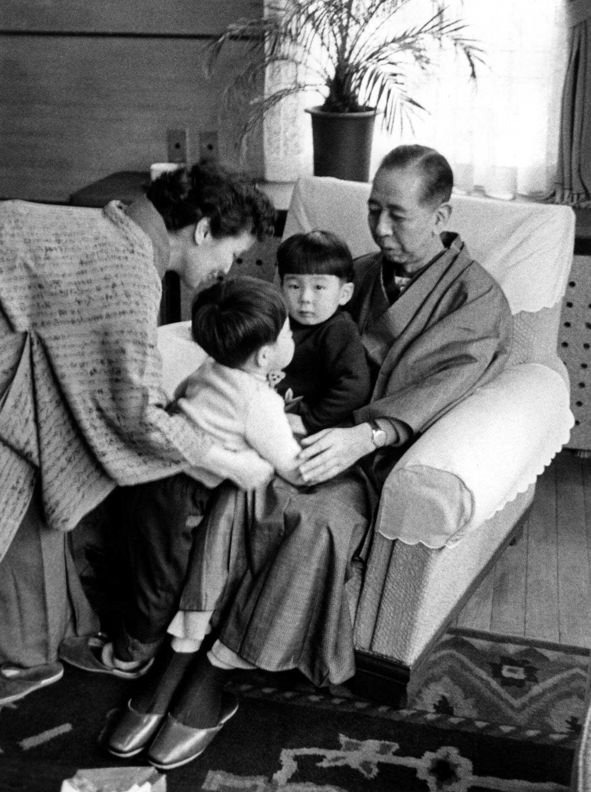 Nobusuke Kişi yaşlılık senelerinde kızı ve torunları ile. Kucağında, sonraki yılların başbakanı olan ve geçen hafta bir suikaste kurban giden Şinzo var.